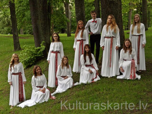 Vokālā studija "Mikauši" - 6.-8. klašu ansamblis